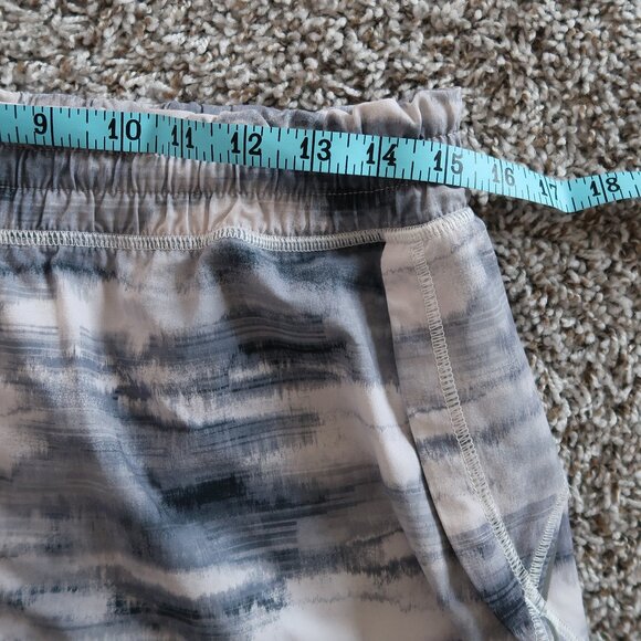 Athleta Mesh Racer Run 4" gray and white Shorts Women's Medium Mid Rise - Picture 6 of 6